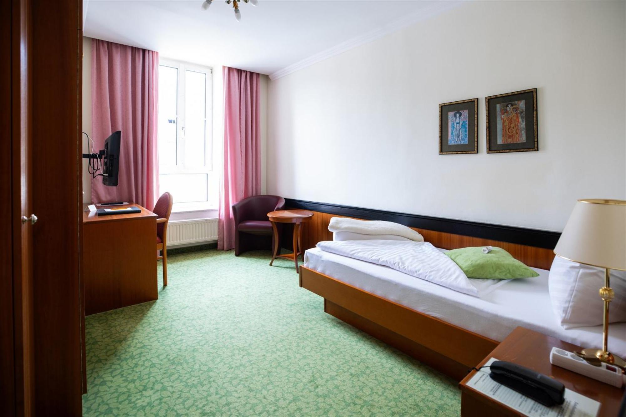 Kurhaus Dr. Petershofer Hotel Wolfsegg am Hausruck Exterior foto
